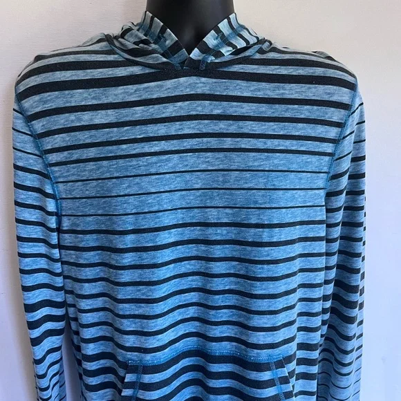 On the Byas pull over lite weight hoodie with front pouch pockets, mens medium - Picture 3 of 5